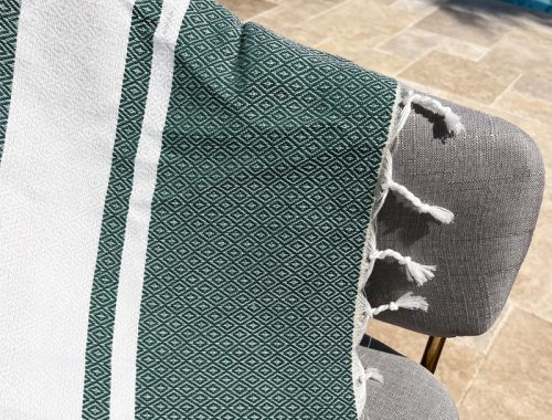 Découvrez l'art polyvalent de se servir d'une fouta : Astuces et utilisations pour un quotidien tendance et pratique